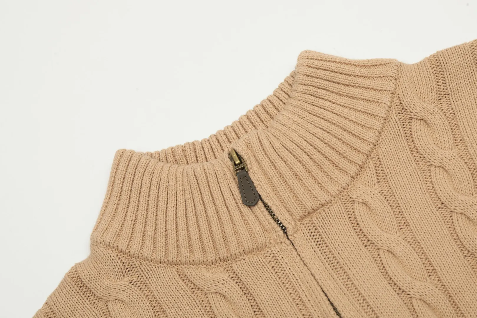 P250 Top quality" Style number: DS014# (not off the shelves all year round) [Ralph Lauren half-zip solid color pony embroidery logo twist knitted sweater] ✅Ralph Lauren half-zip classic basic versatile unisex couple pullover sweater ✅Main supplier platform live broadcast Wholesale entity Replenish when out of stock Not off the shelf ✅ZP quality 1:1 version Scan the code to enter the GF website Counter quality ✅Detailed quality The only one in Guangzhou Imported quality cotton yarn, focusing on high-end, cost-effective, good quality needless to say ✅The version is restored to the original order, the maximum size can be worn up to 200 pounds, loose, comfortable and stress-free ✅The upper body is simple and easy to match, ootd must-have style, good-looking clothes are never picky, a must-have wardrobe recommendation Size: S-XL Color: Navy blue milk white black pure white gray khaki light blue yellow pink olive green red blue label red gold label